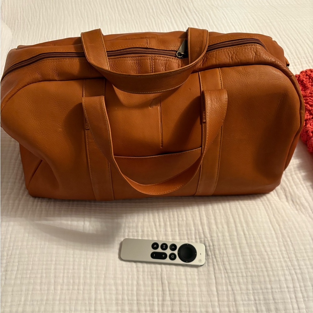 Winston collection men’s leather duffel bag with golf tee embossing